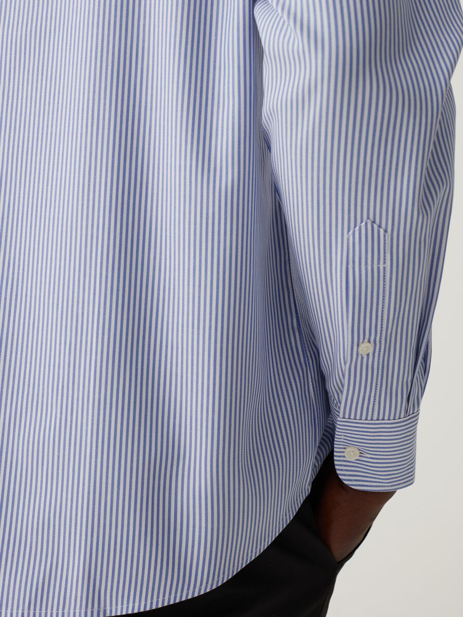 Regular-fit shirt with thin stripes_3