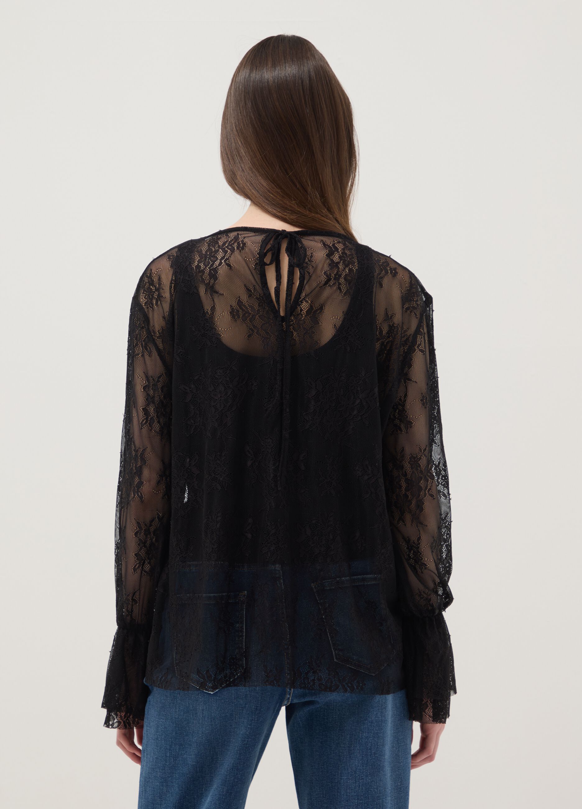 Blusa negra el&aacute;stica con encaje transparente, corte regular