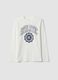 T-shirt branca de algod&atilde;o org&acirc;nico com estampado gr&aacute;fico para rapaz_3