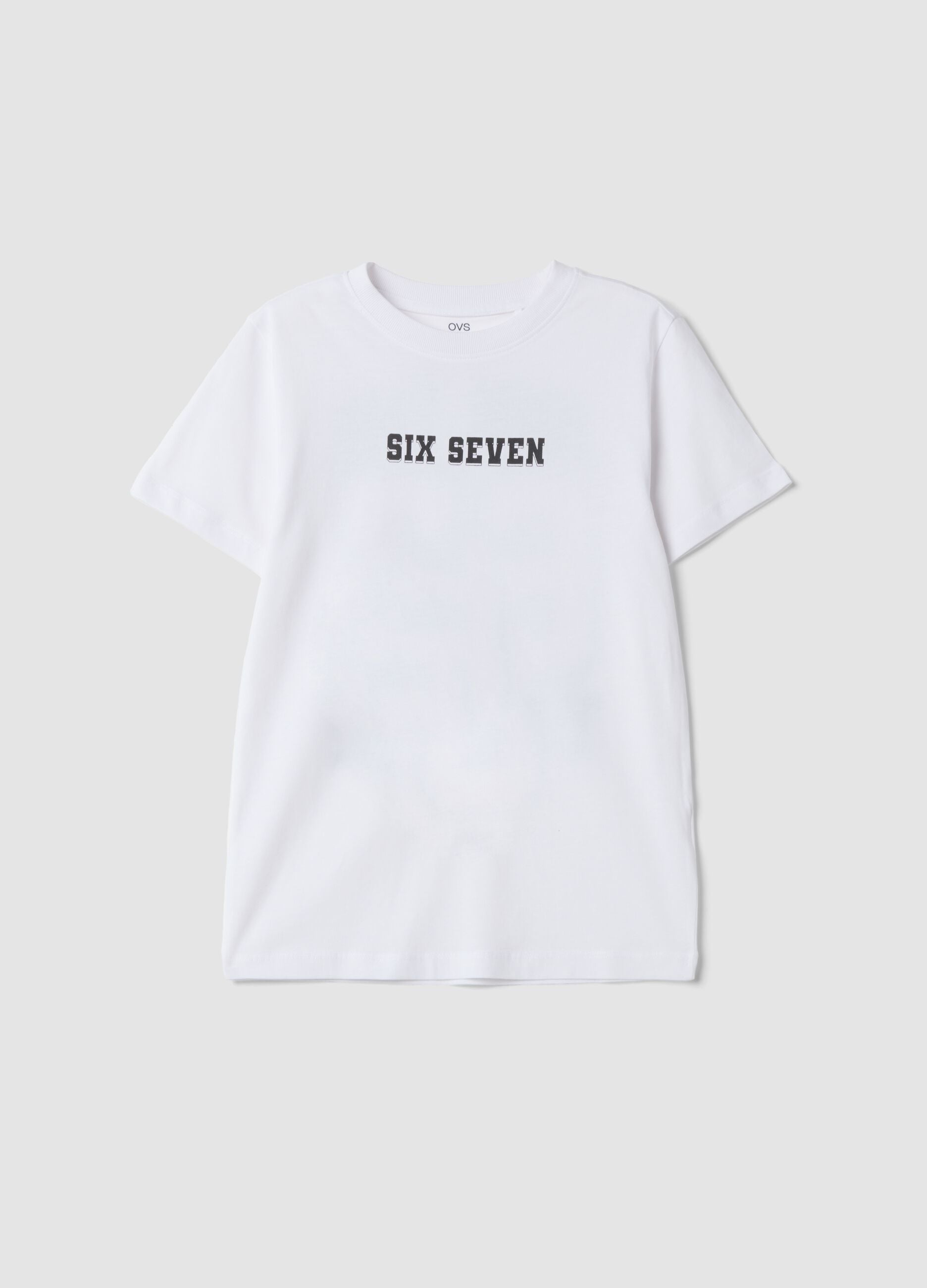 &Lambda;&epsilon;&upsilon;&kappa;ό T-shirt &alpha;&pi;ό 100% &beta;&alpha;&mu;&beta;ά&kappa;&iota; &mu;&epsilon; &sigma;&tau;ά&mu;&pi;&epsilon;&sigmaf; Six Seven, regular fit