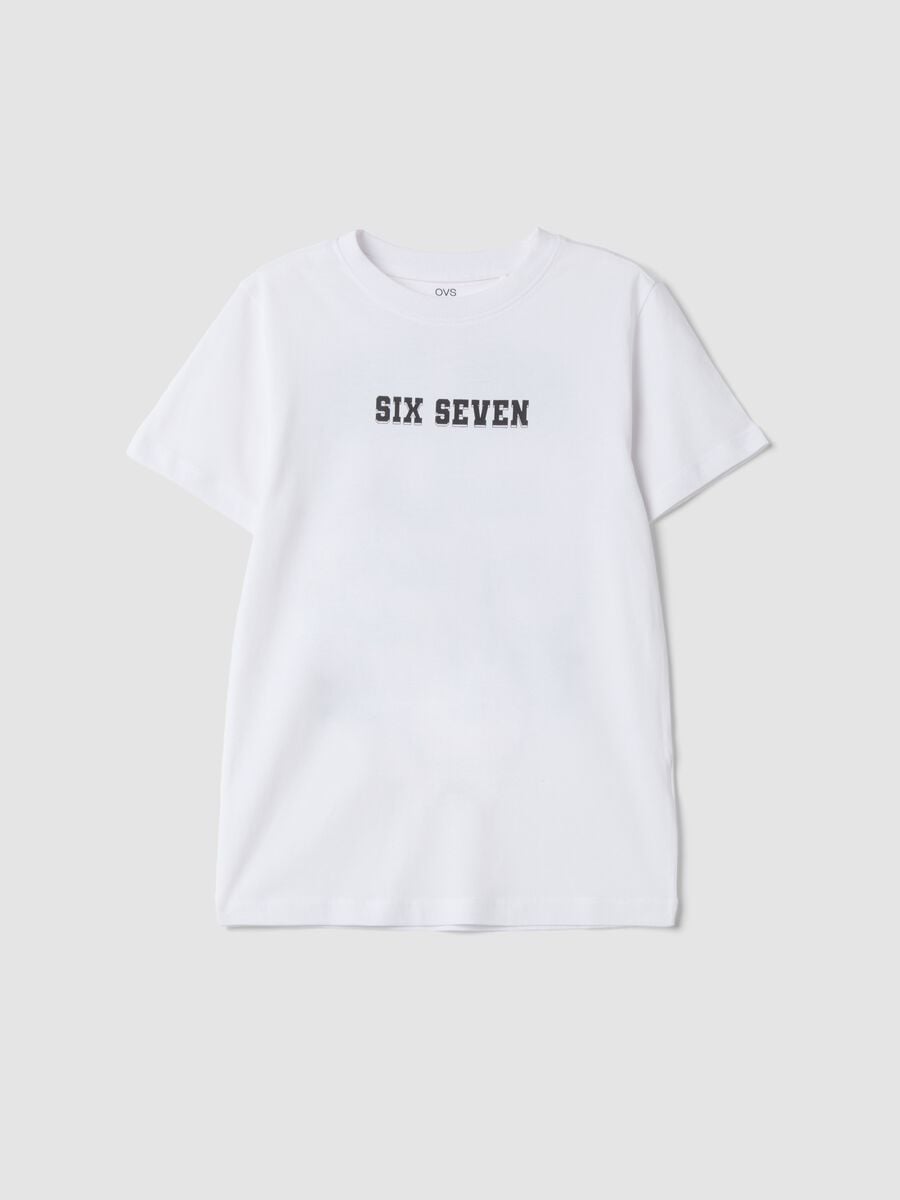 &Lambda;&epsilon;&upsilon;&kappa;ό T-shirt &alpha;&pi;ό 100% &beta;&alpha;&mu;&beta;ά&kappa;&iota; &mu;&epsilon; &sigma;&tau;ά&mu;&pi;&epsilon;&sigmaf; Six Seven, regular fit_0