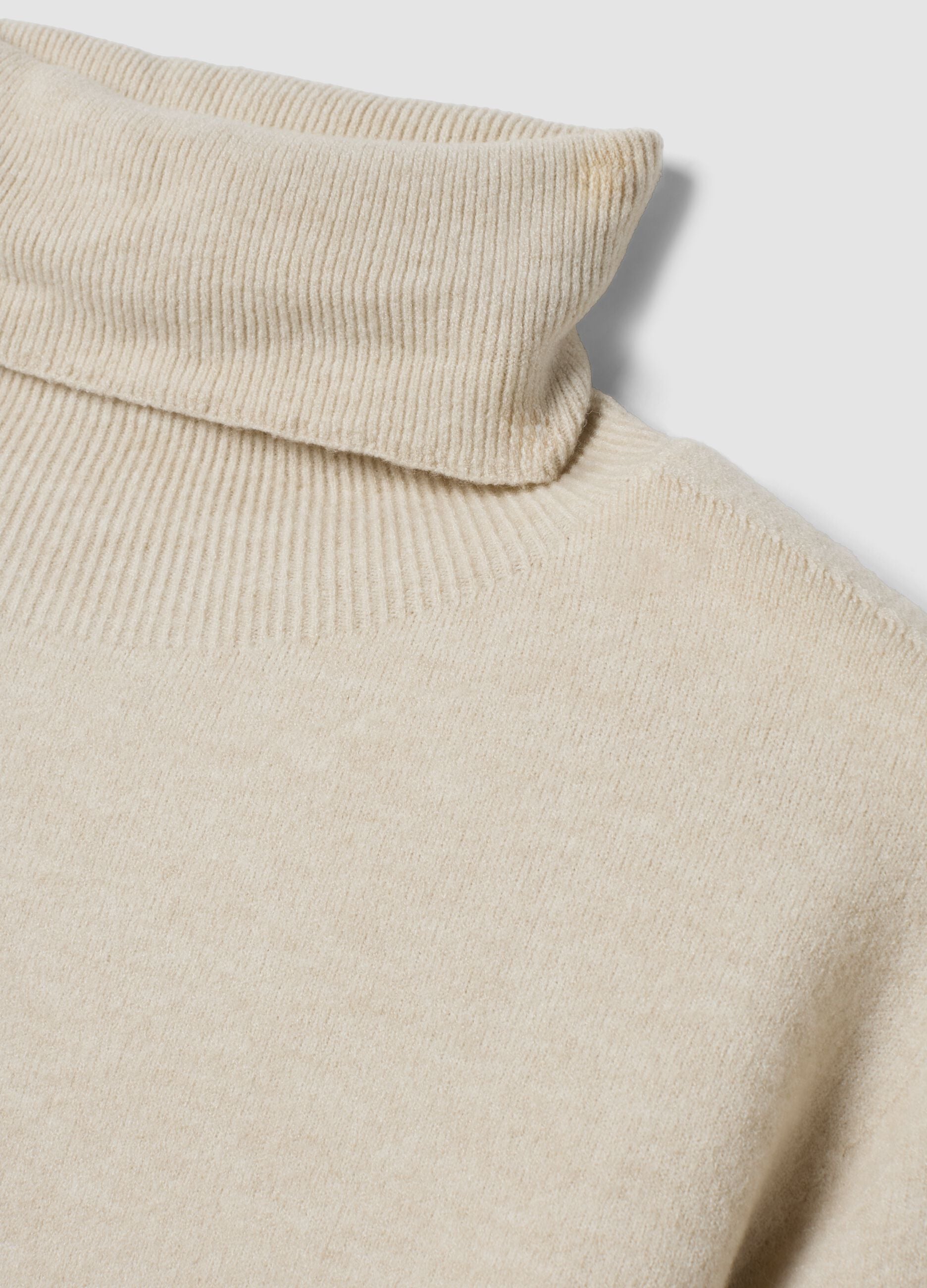 Beiger Rollkragenpullover aus Viskose-Wollmix, Regular Fit