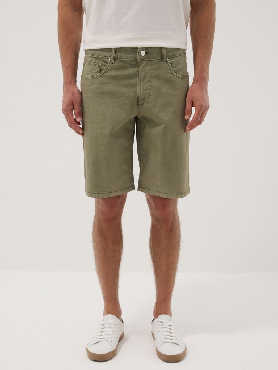 Gr&uuml;ne Bermuda-Shorts aus Stretch-Baumwolle im Five-Pocket-Style_1