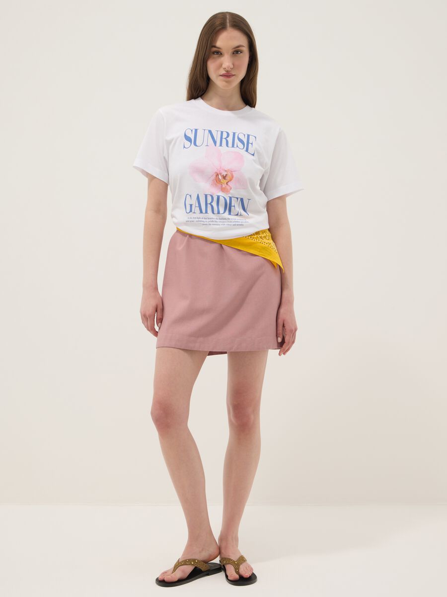 Wei&szlig;es T-Shirt aus reiner Baumwolle mit Blumenprint, Regular Fit_1