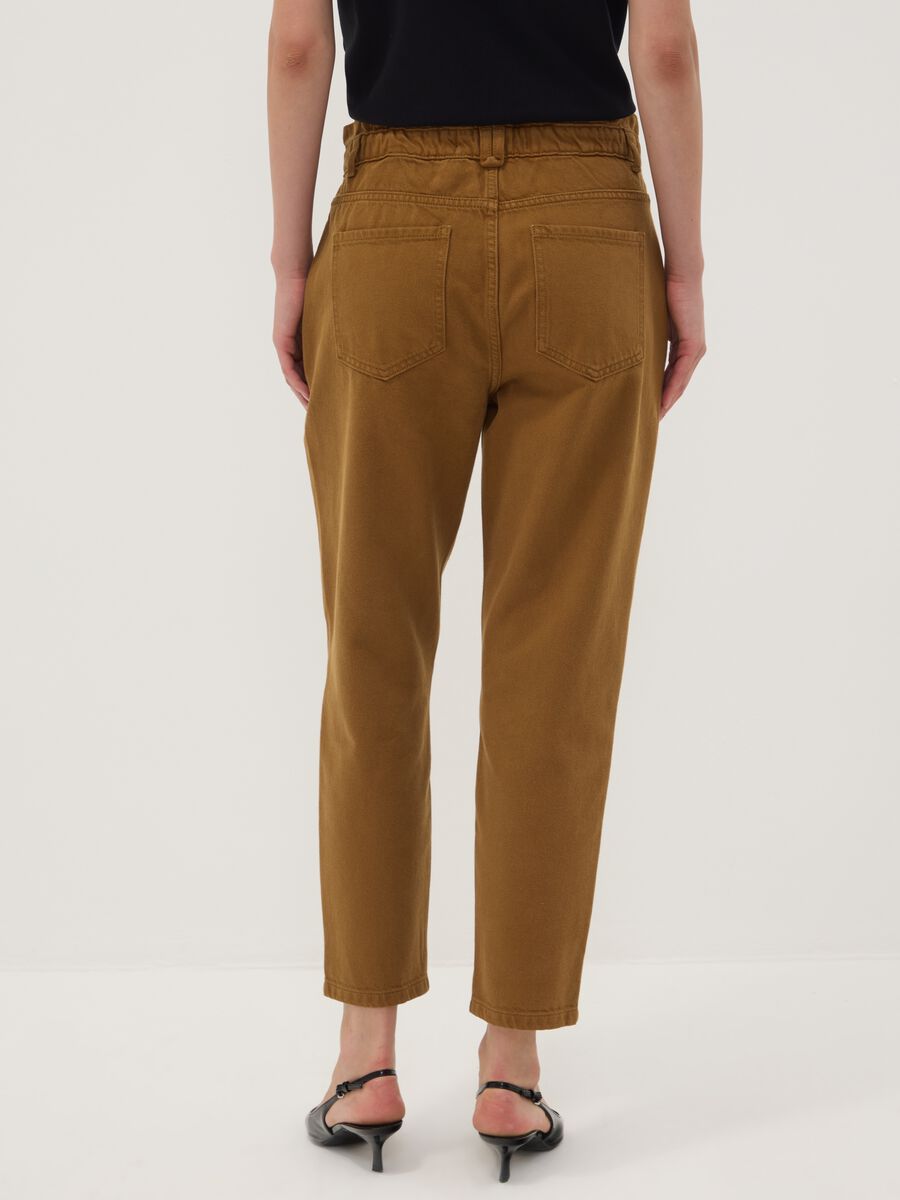 Baggy-Fit Denim-Jeans in Bronze-Braun aus reiner Baumwolle mit Paperbag-Bund_3