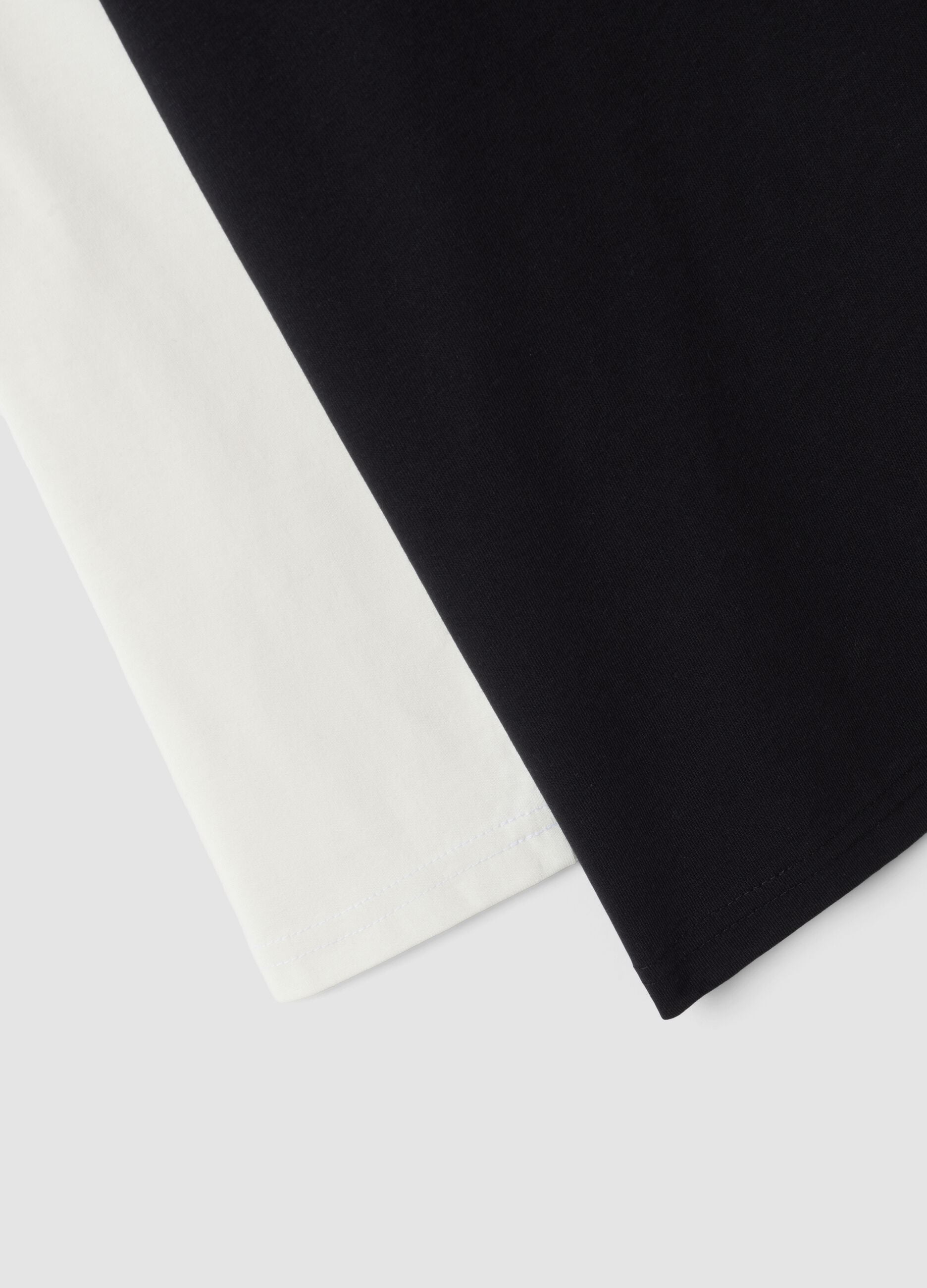 T-shirt preta regular fit em algod&atilde;o puro com mangas duplas e estampado para menino
