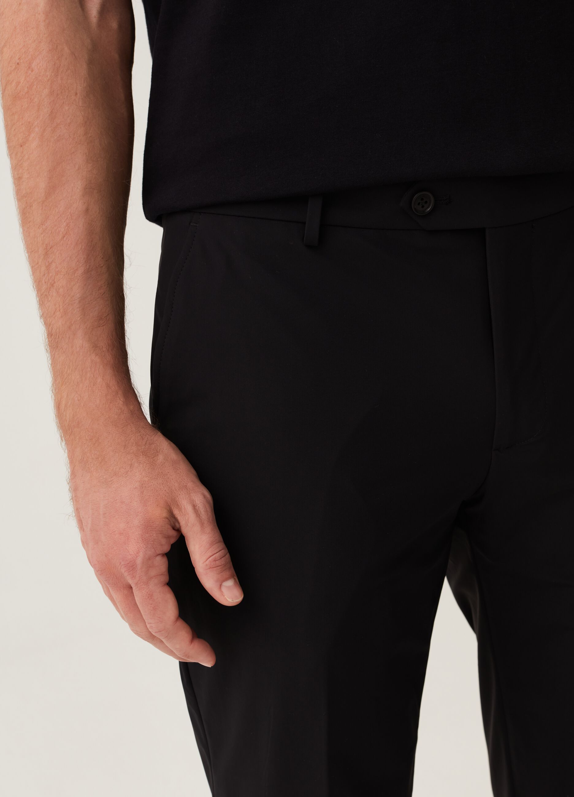 Pantalón slim fit de tejido técnico negro