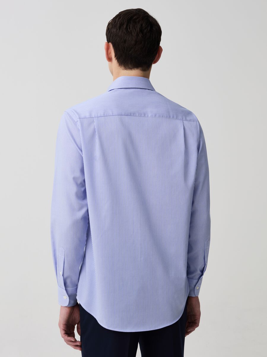Regular-fit no-iron shirt with slim stripes_2