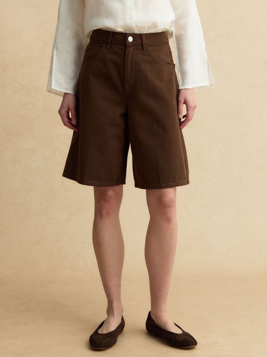 Wide-Leg-Shorts aus braunem Denim aus reiner Baumwolle_1
