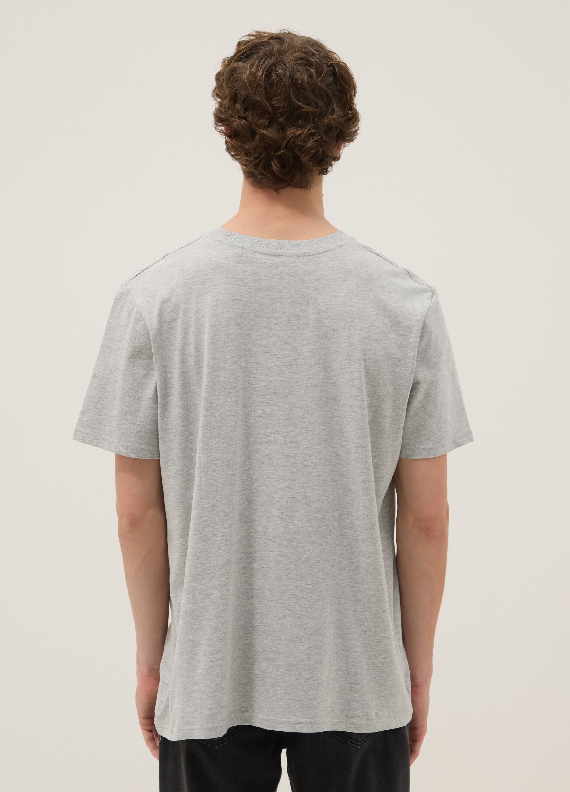 Graues T-Shirt aus reiner Baumwolle mit blauen Streifen