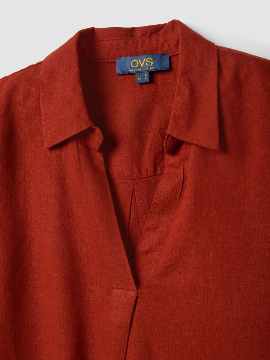 Rotes Regular-Fit-Hemd aus Leinen-Viscose-Mix mit V-Ausschnitt_5