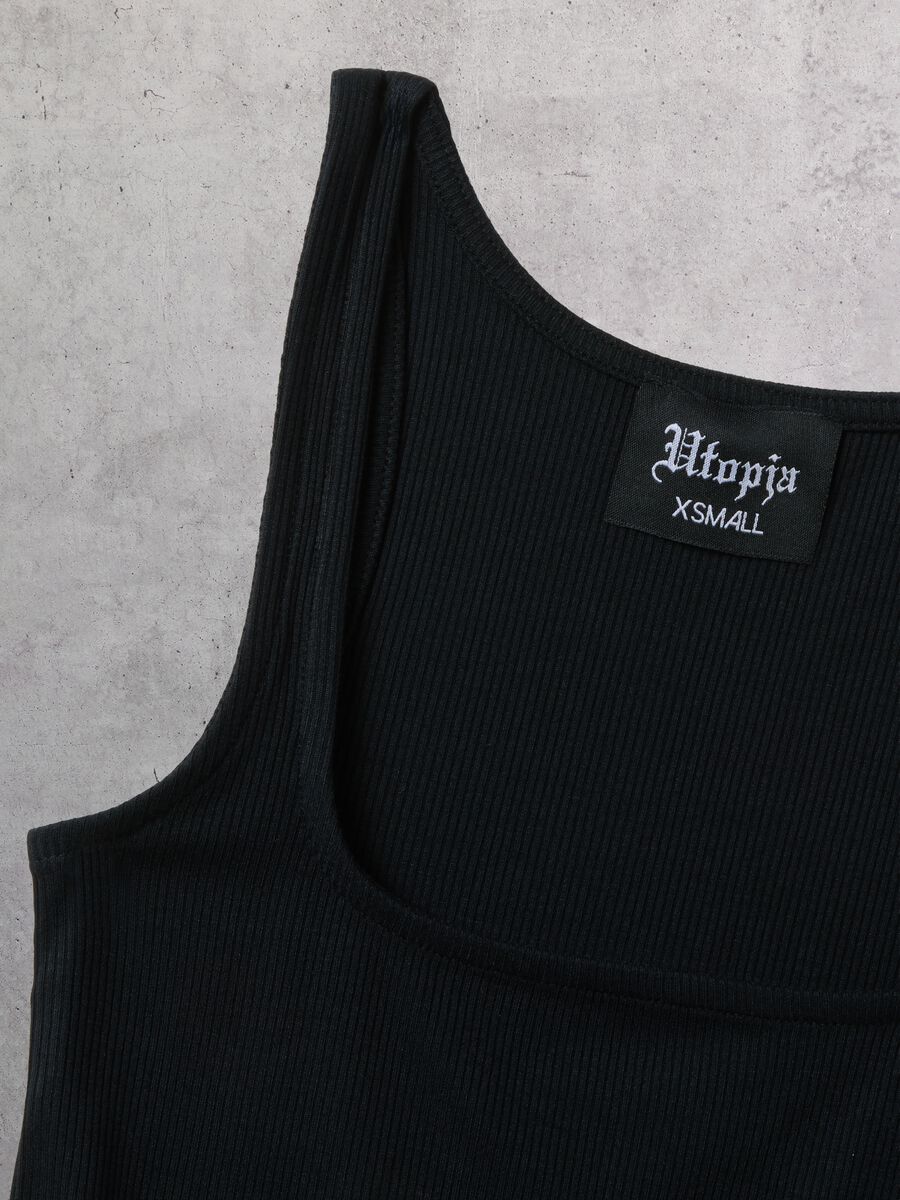 Crni top na naramenice s četvrtastim izrezom_7