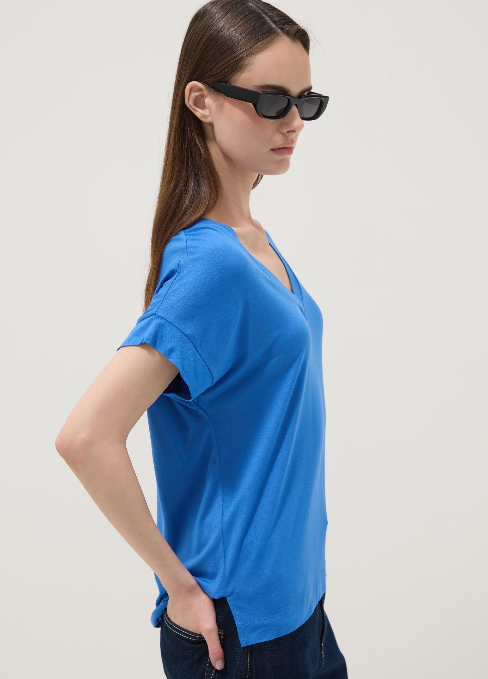 Camiseta azul de viscosa el&aacute;stica con cuello en V