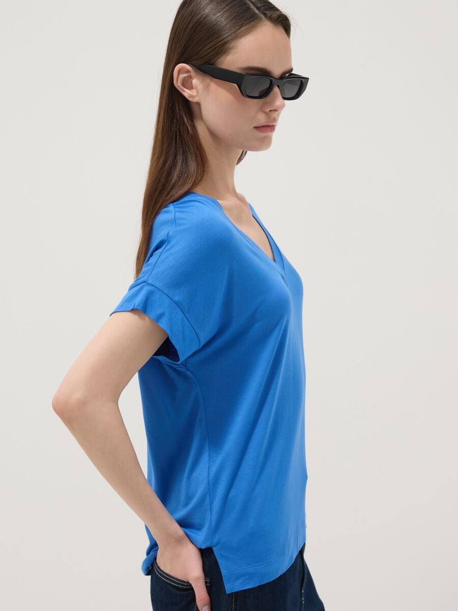 Camiseta azul de viscosa el&aacute;stica con cuello en V_0