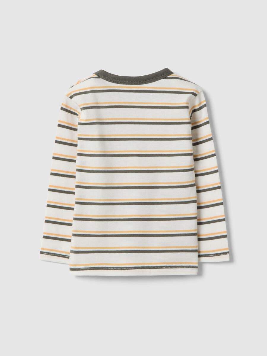 Camiseta blanca de algod&oacute;n puro para ni&ntilde;o con rayas multicolor y bordado de osito_2