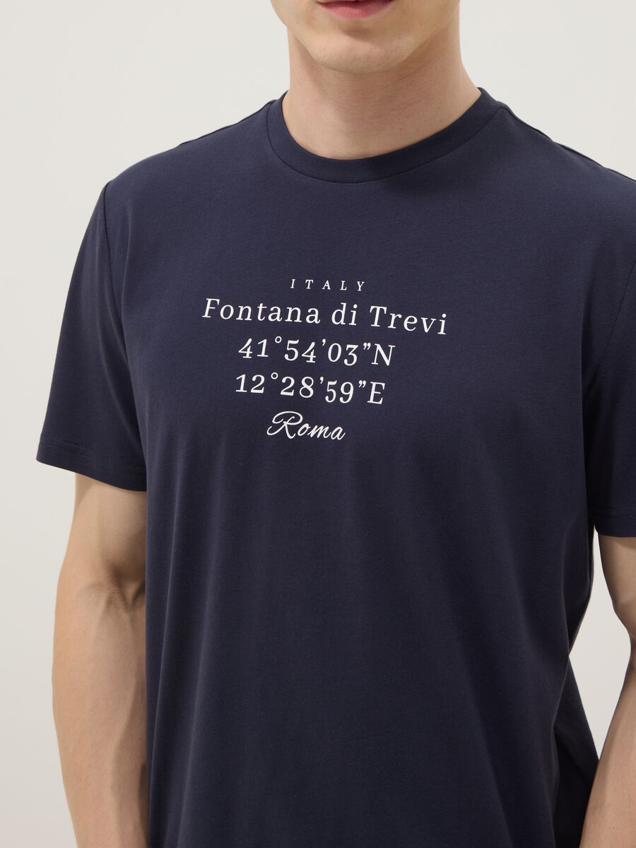 Blaues T-Shirt aus reiner Baumwolle mit Frontprint, Regular Fit_2
