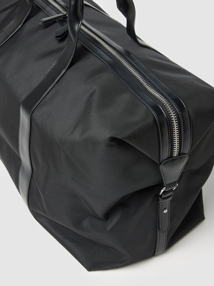 Black travel bag with strong handles and zip closure_3