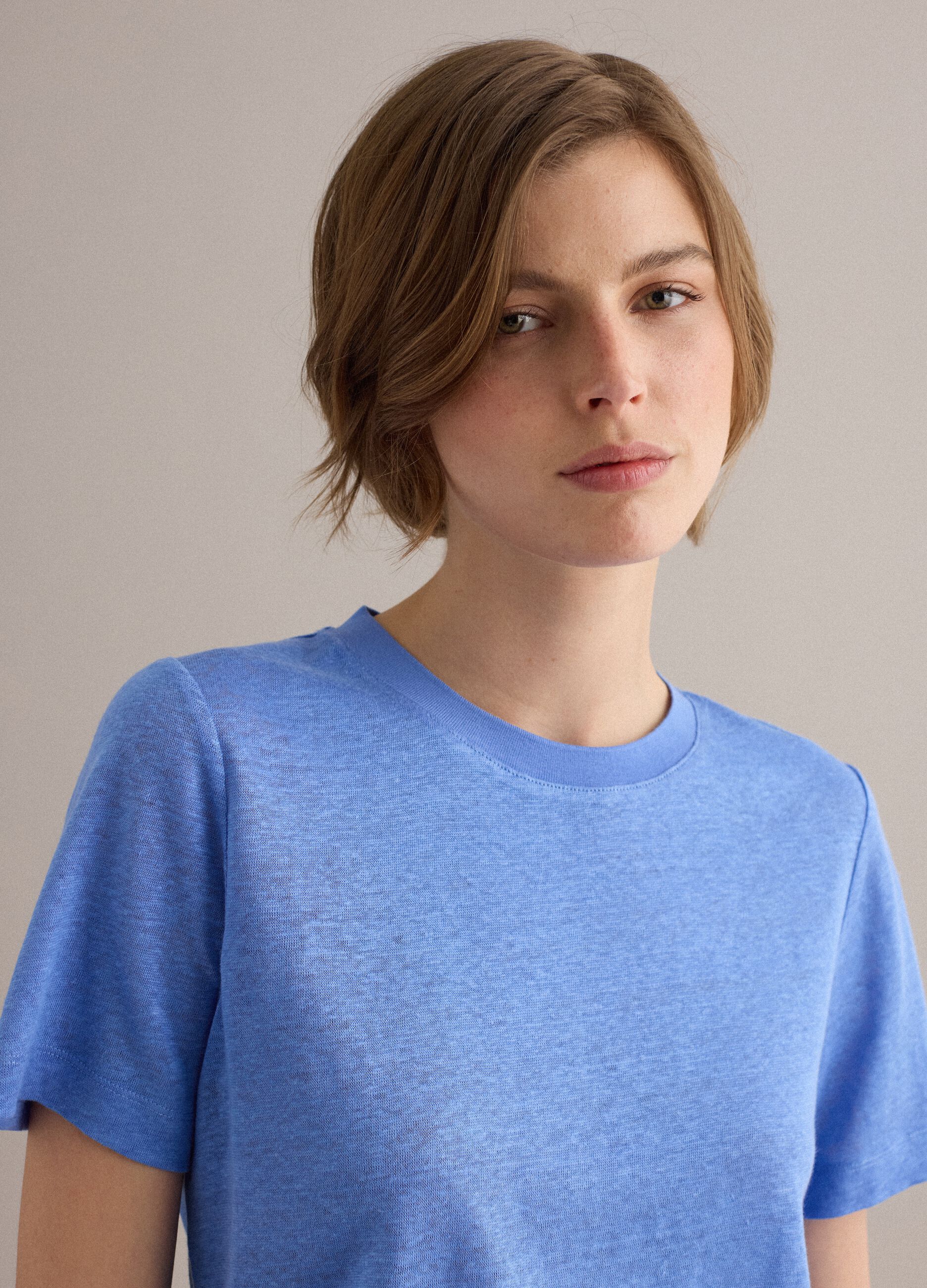 Hellblaues T-Shirt aus reinem Leinen mit kurzen &Auml;rmeln, Regular Fit