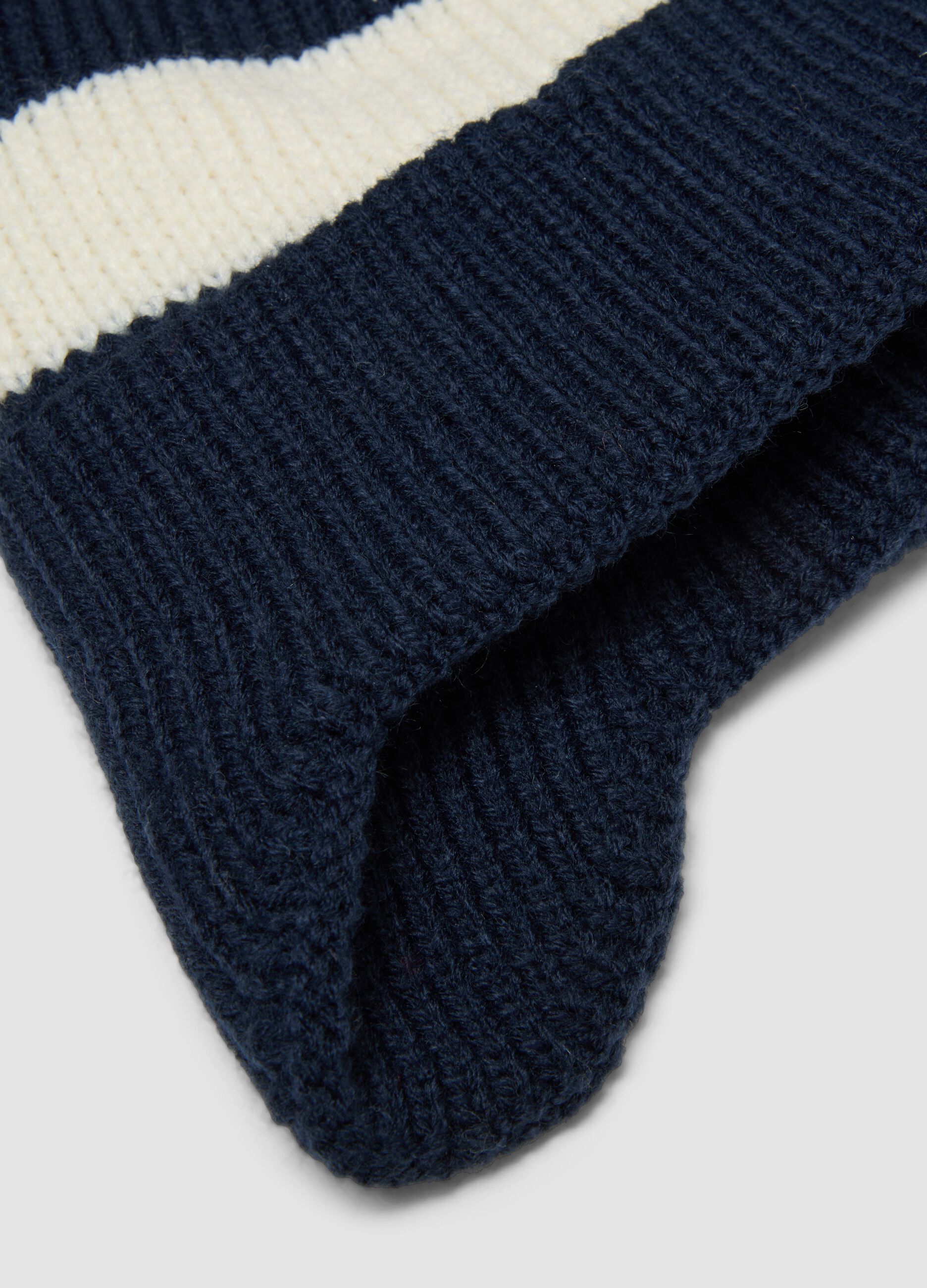Cappello blu navy, avorio e beige chiaro con pon pon