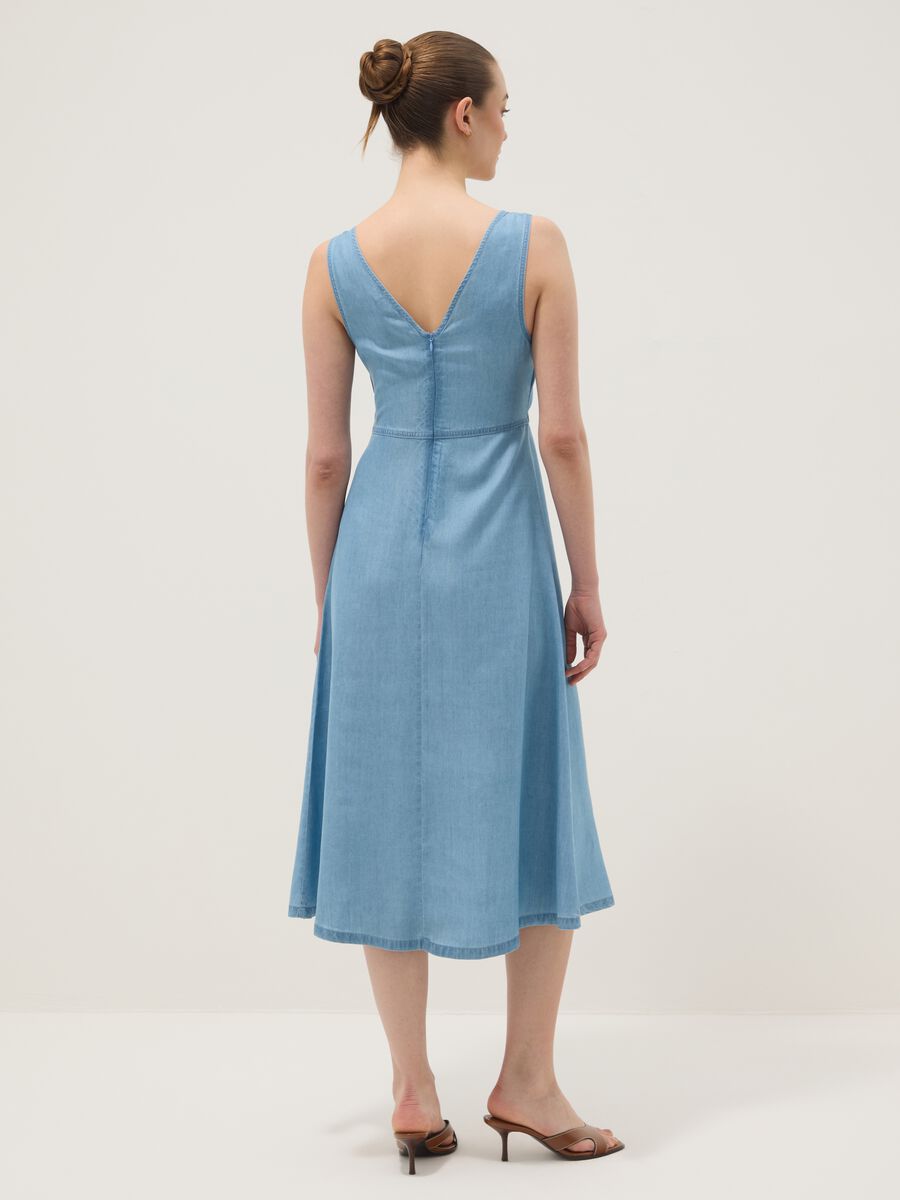 Hellblaues Denim-Midikleid aus 100 % Lyocell, &auml;rmellos_2