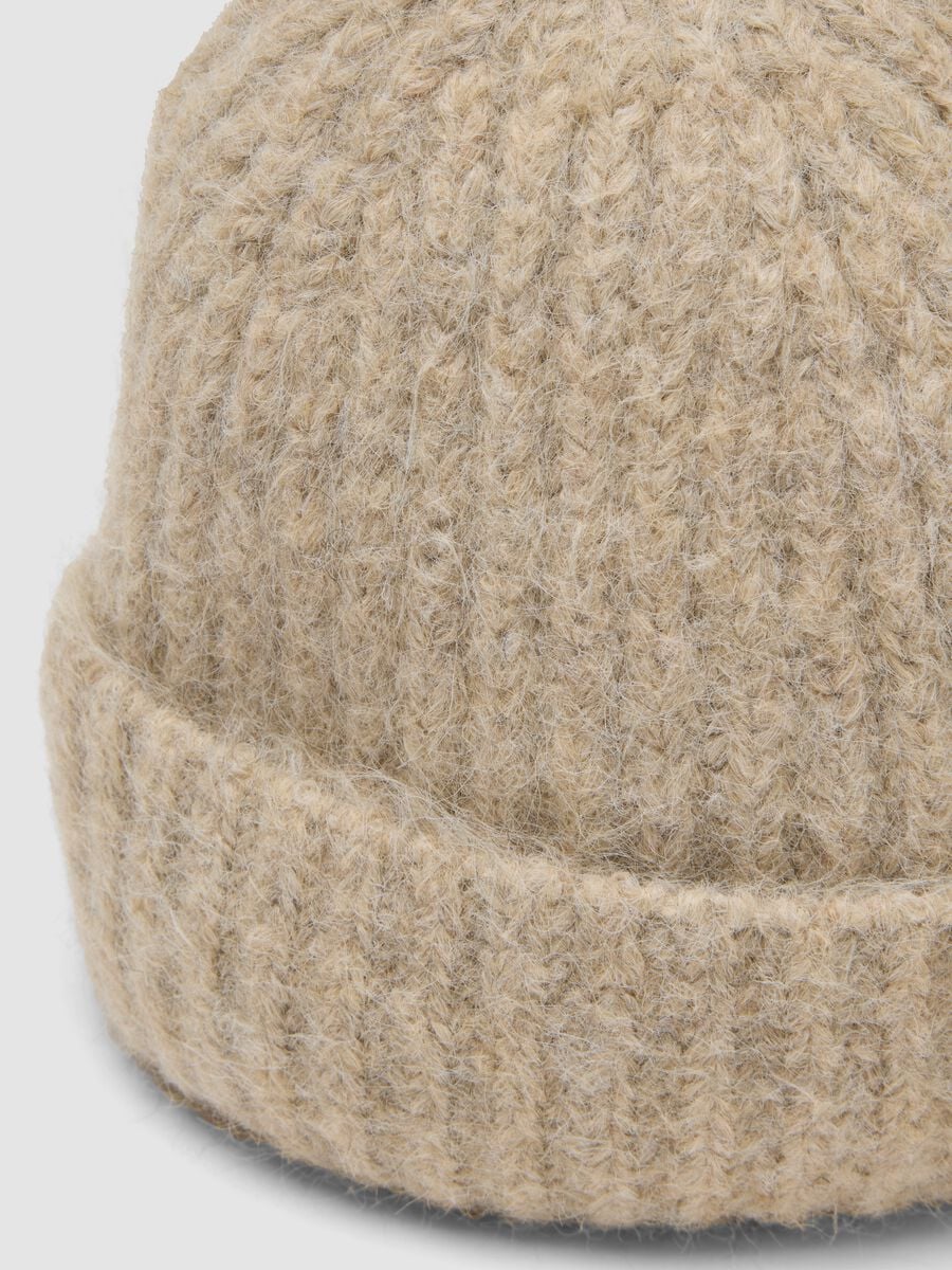 Cappello beige in lana elasticizzata a coste_2