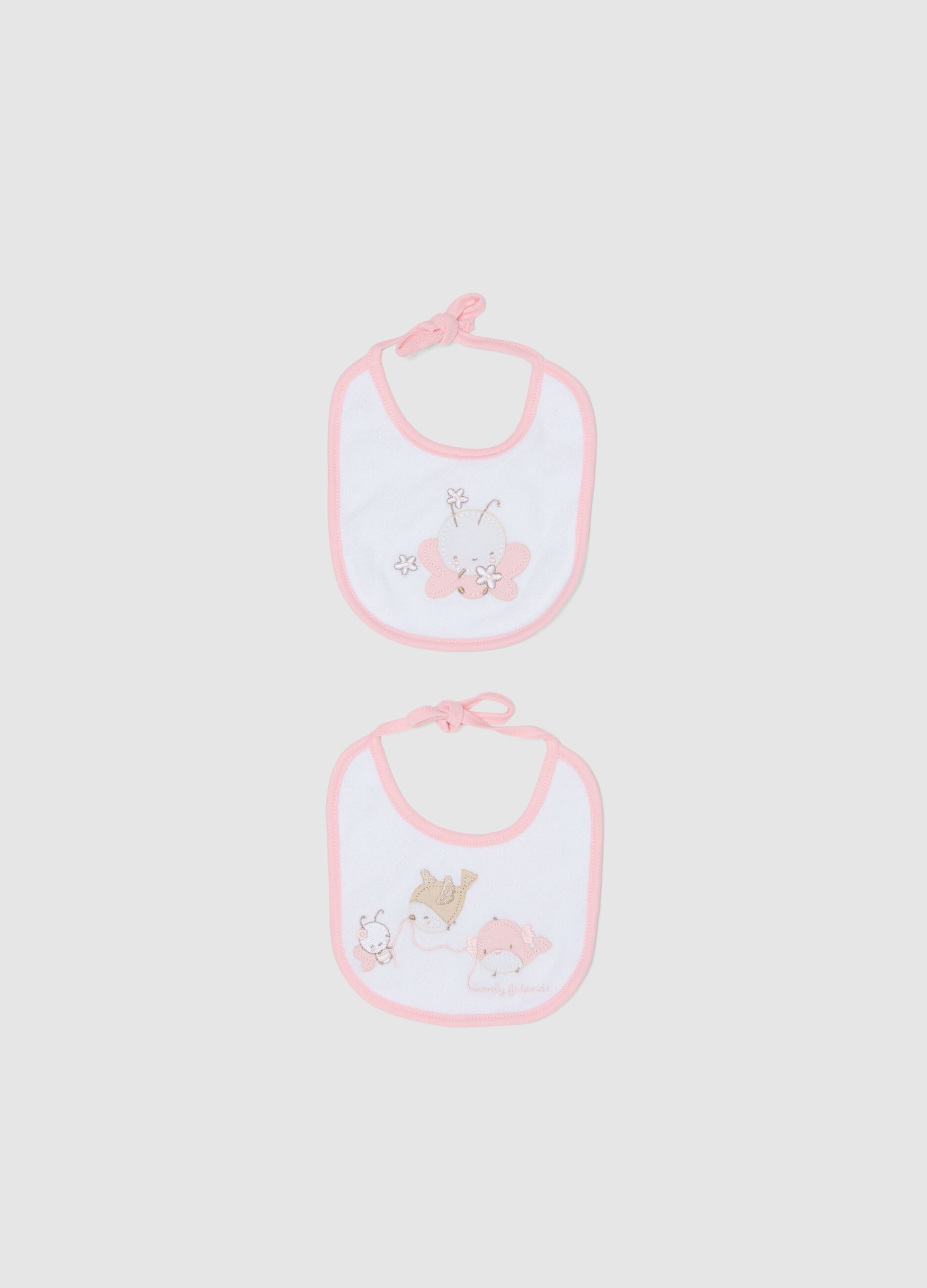 Lot de deux bavettes en pur coton multicolore pour b&eacute;b&eacute; avec broderies