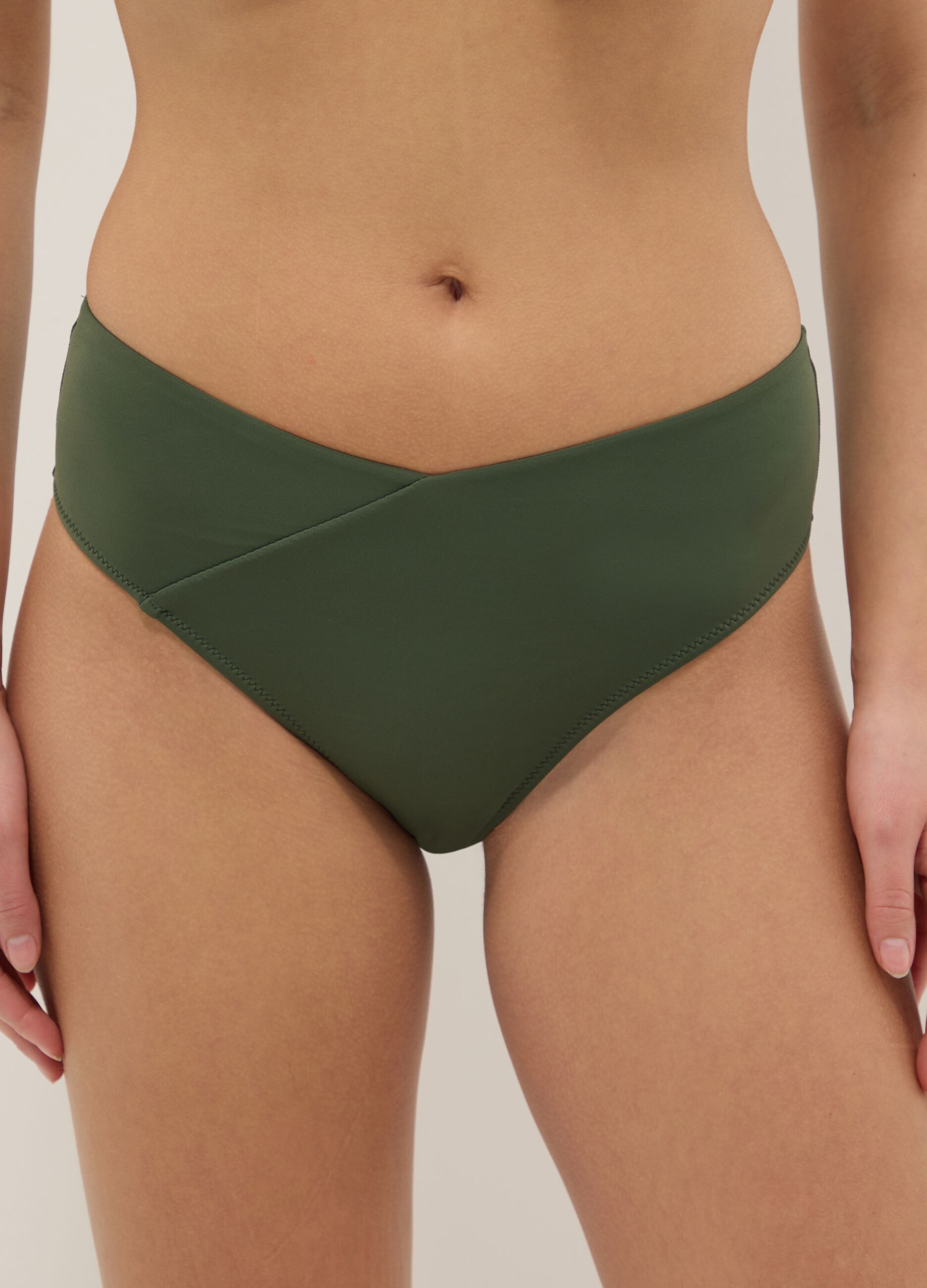 Gr&uuml;ne, hoch geschnittene Bikinihose aus Stretchmaterial