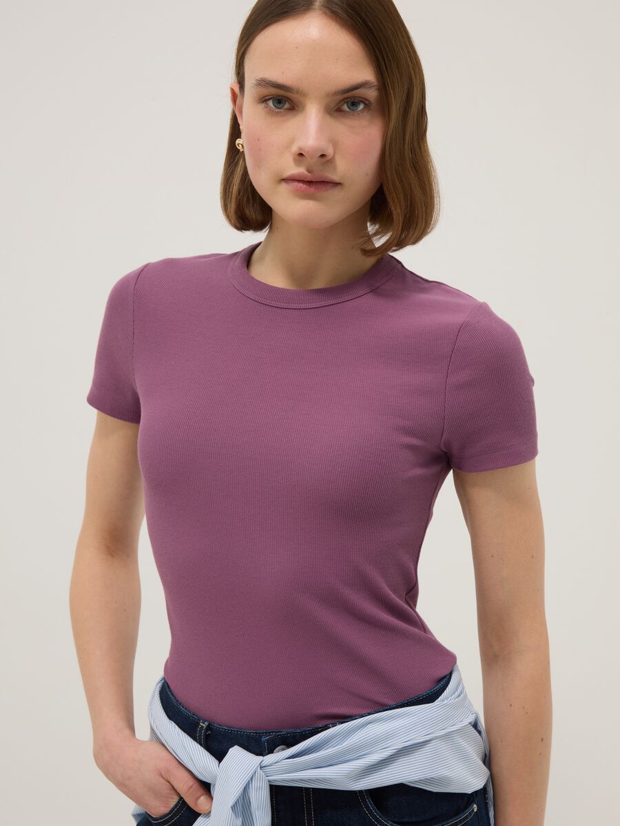 Violettfarbenes, figurbetontes T-Shirt aus Stretch-Baumwolle mit kurzen &Auml;rmeln_1