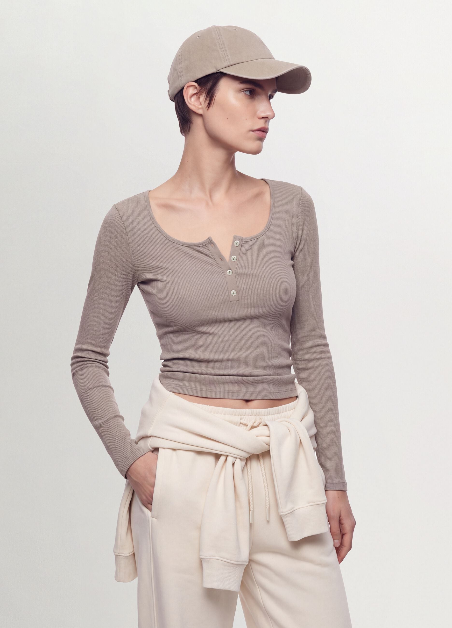 T-shirt bege em viscose el&aacute;stica com gola redonda