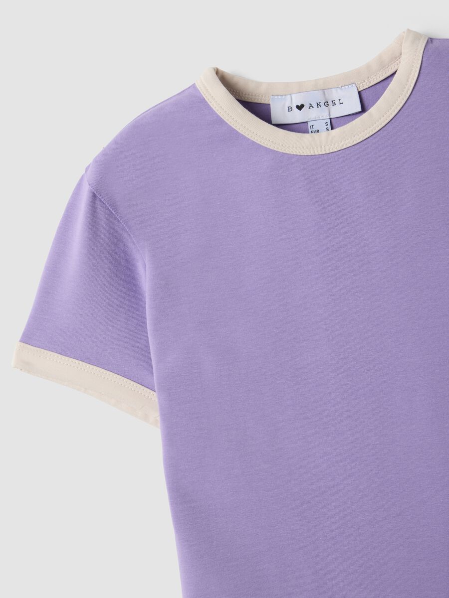 Violettes, figurbetontes T-Shirt aus Stretch-Baumwolle mit Kontrastpaspeln_1