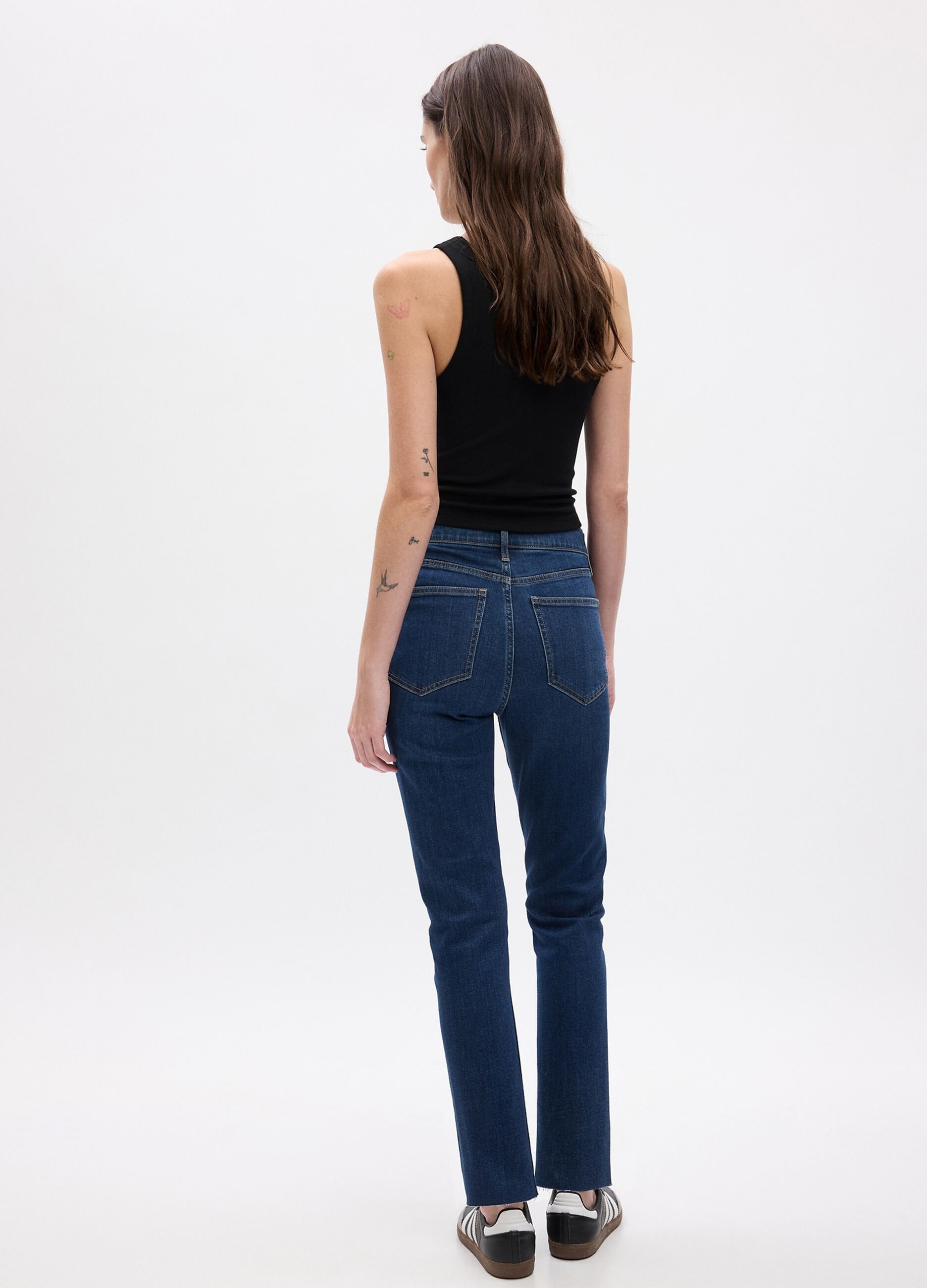 Slim-fit high-waist jeans with raw edging