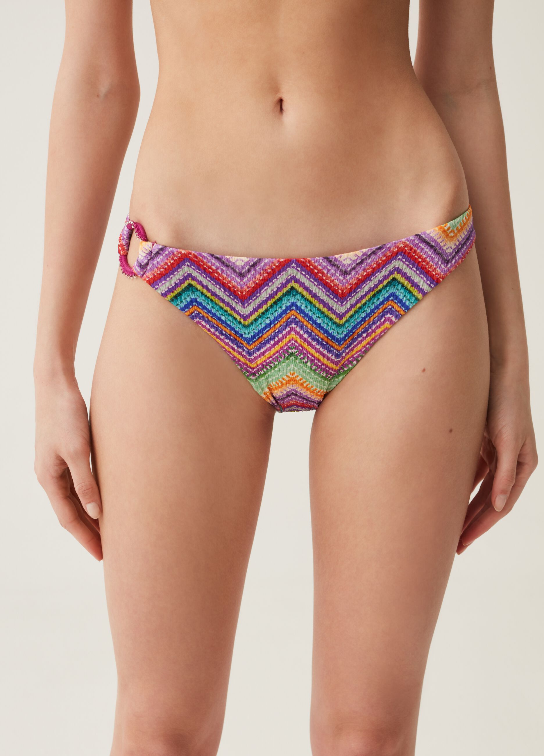 Bikini briefs with zigzag print and ring