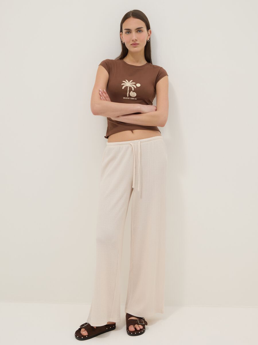 Braunes, figurbetontes T-Shirt aus Stretch-Baumwolle mit Print_2