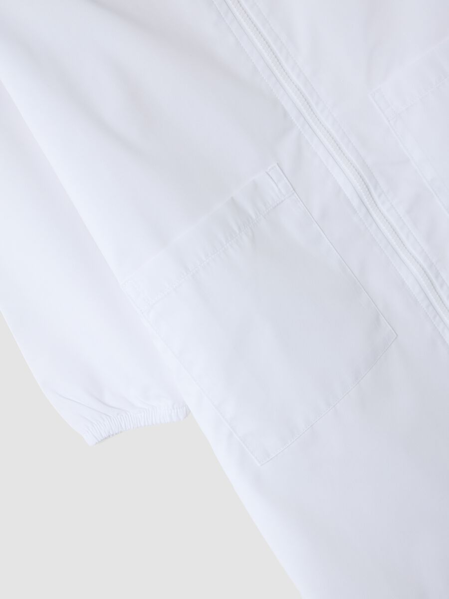 White nursery apron with zip and dinosaur embroidery for boys_3