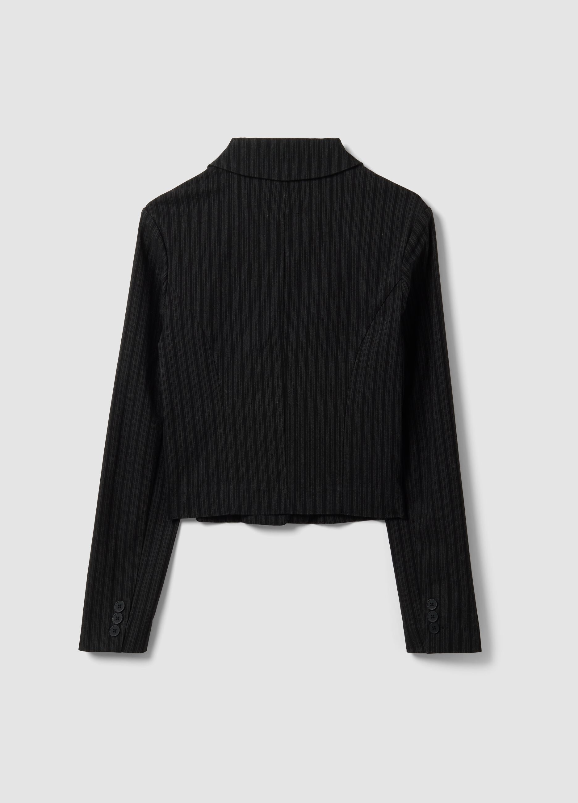 Blazer preto cropped em viscose el&aacute;stica com lapelas cl&aacute;ssicas, slim fit