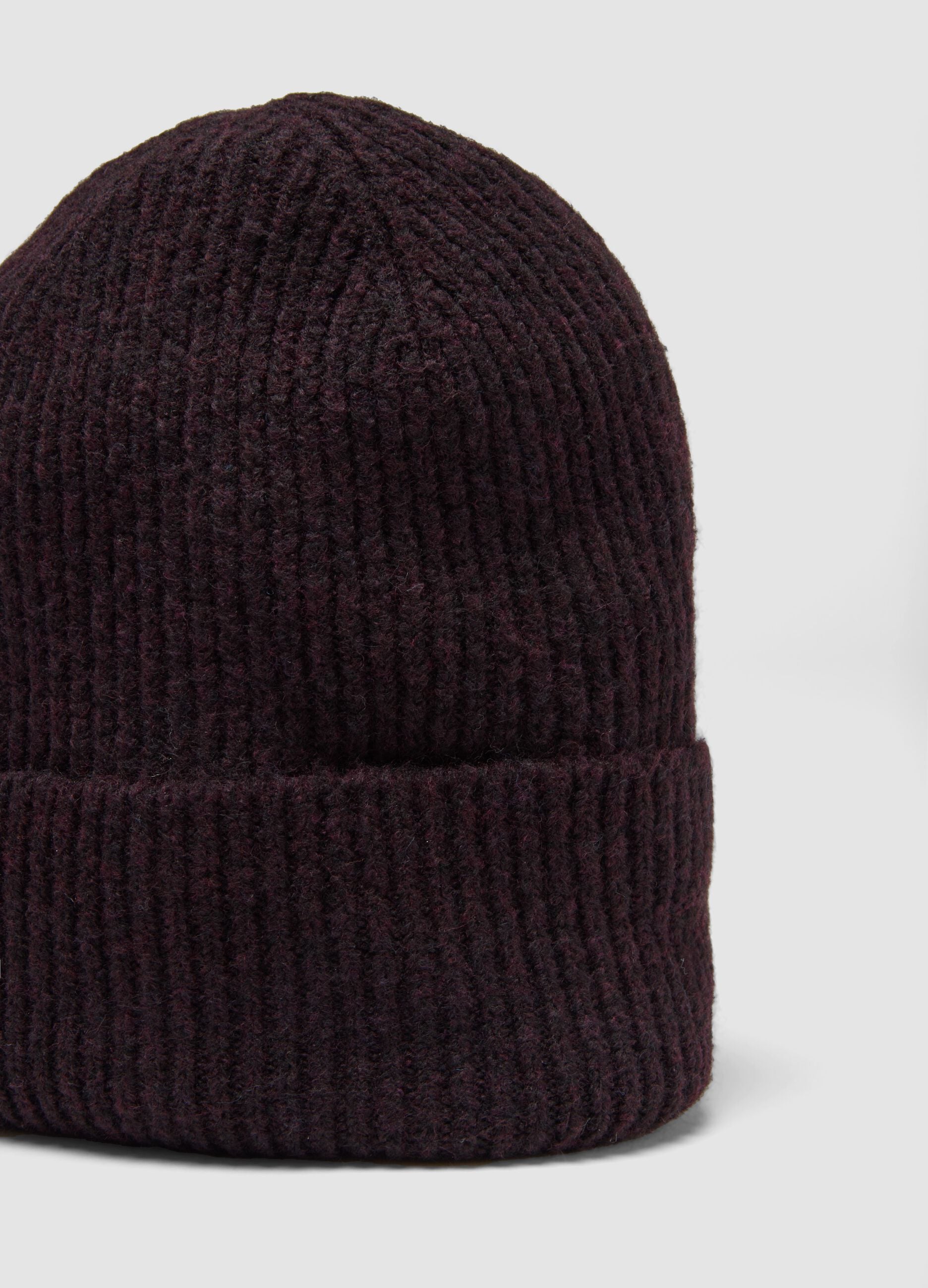 Bordeauxroter Rippstrick-Beanie aus elastischer Wolle