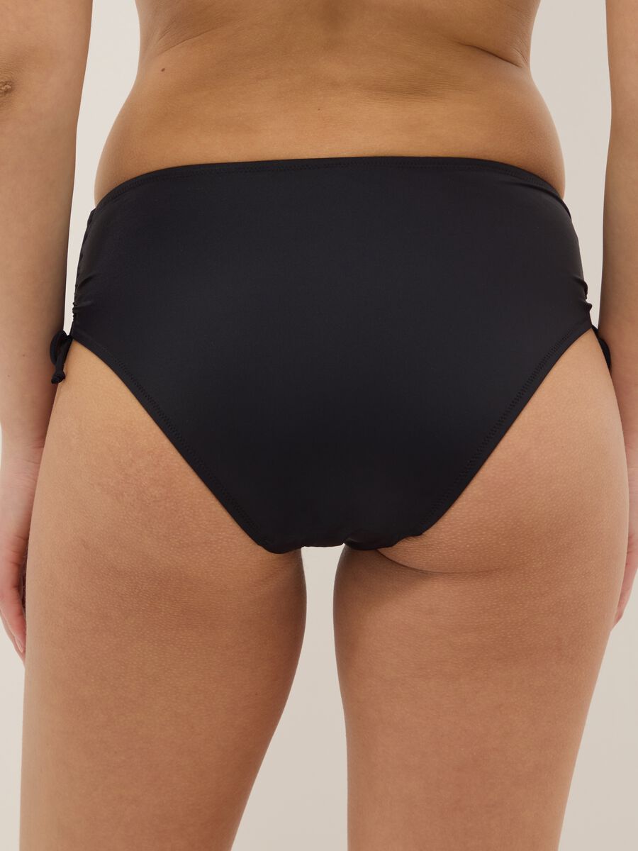 Schwarze, elastische Bikinihose mit Raffungen_2