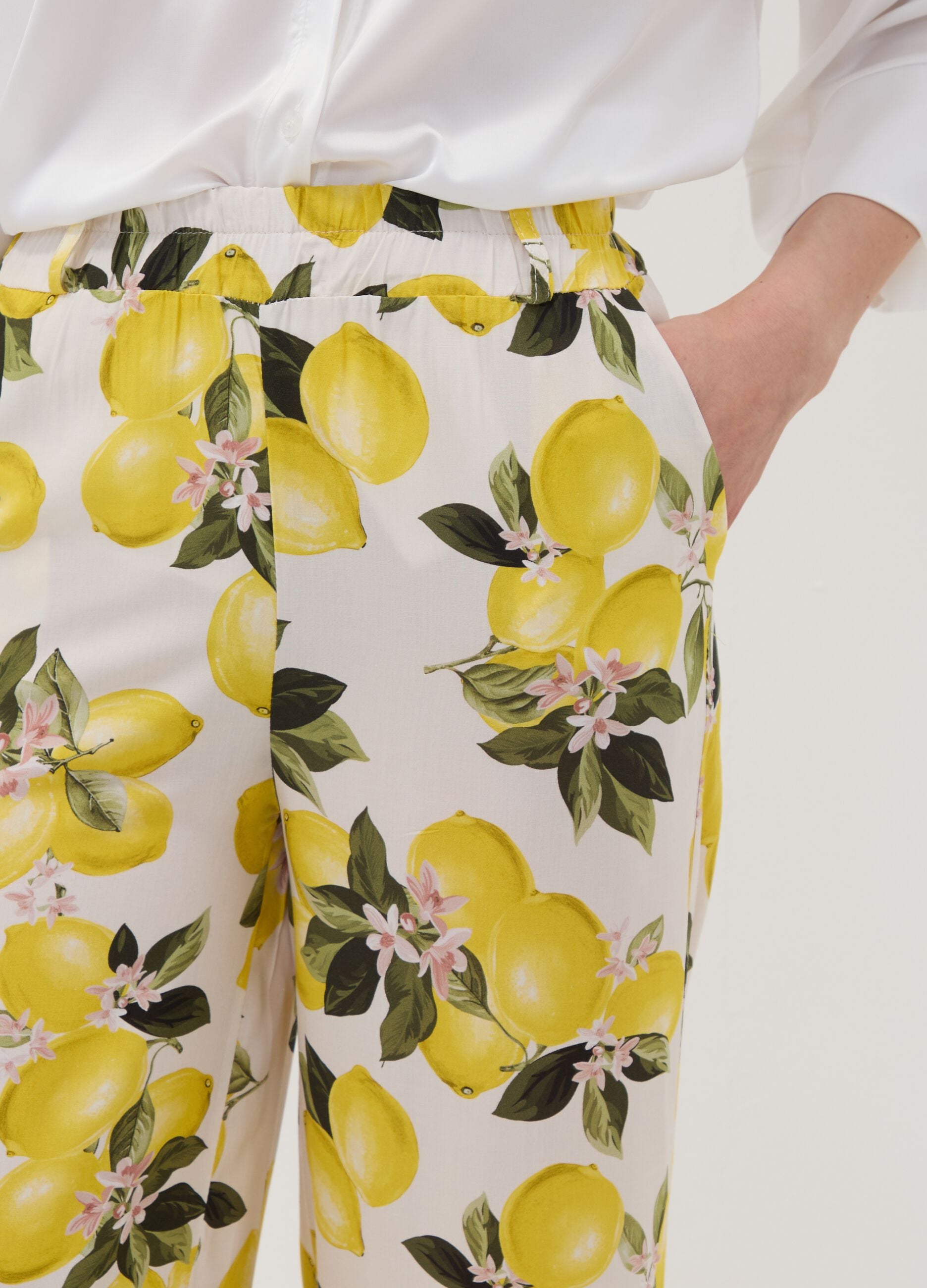 Wei&szlig;e Hose aus reiner Viskose mit Zitronenprint, Regular Fit