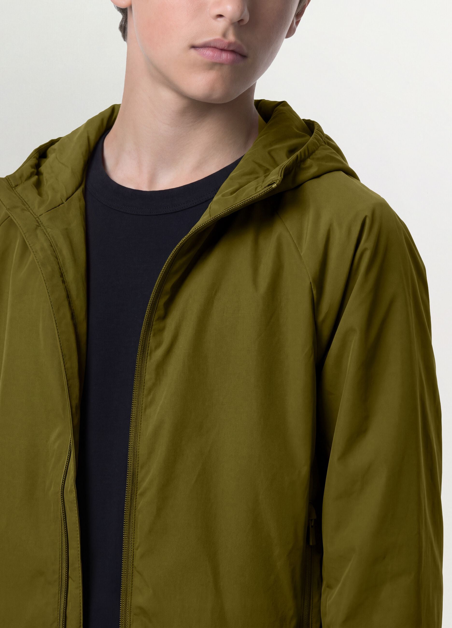 Giacca antipioggia verde con cappuccio e zip per ragazzo