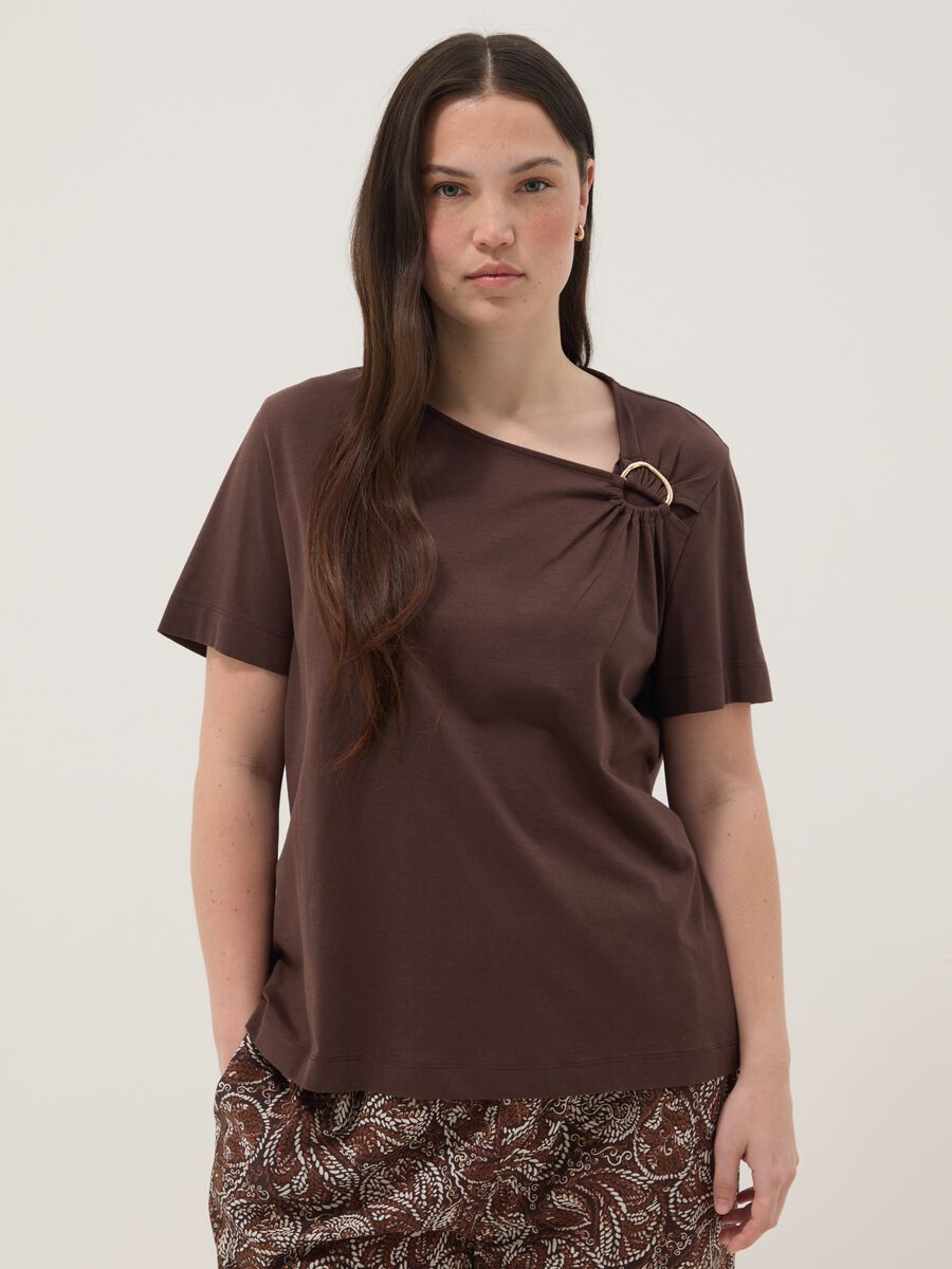 Braunes T-Shirt aus reiner Baumwolle mit Ringdetail_0