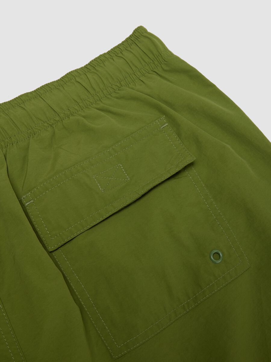 Gr&uuml;ne Badeshorts mit elastischem Bund und Kordelzug_5