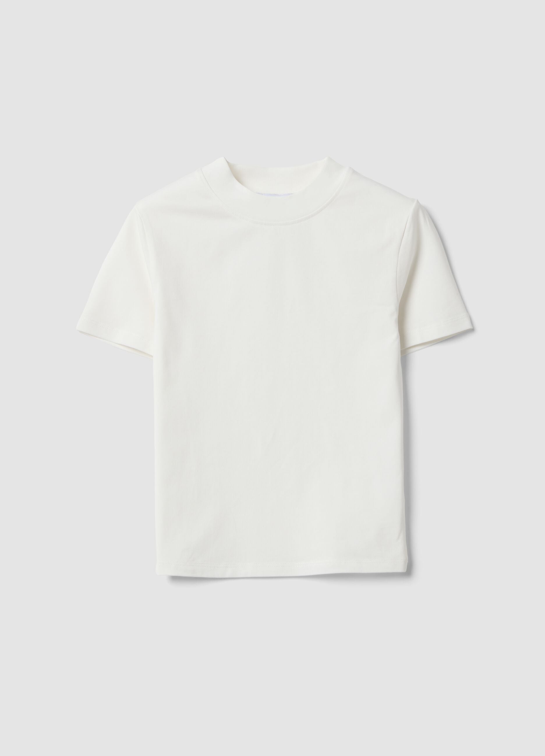 T-shirt branca justa em algod&atilde;o el&aacute;stico com gola subida