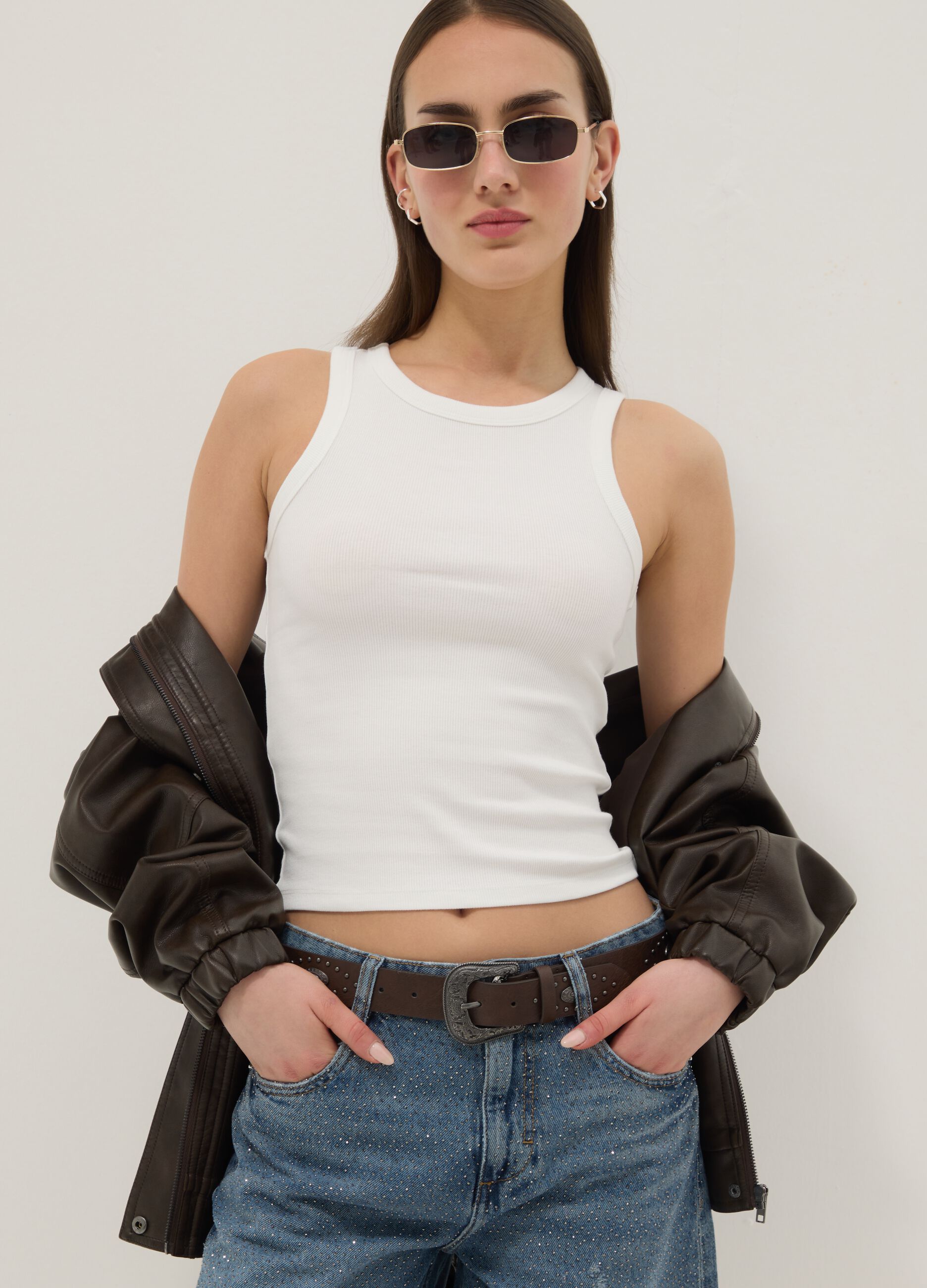 Wei&szlig;es, geripptes Tanktop aus elastischer Baumwolle in figurbetonter Passform