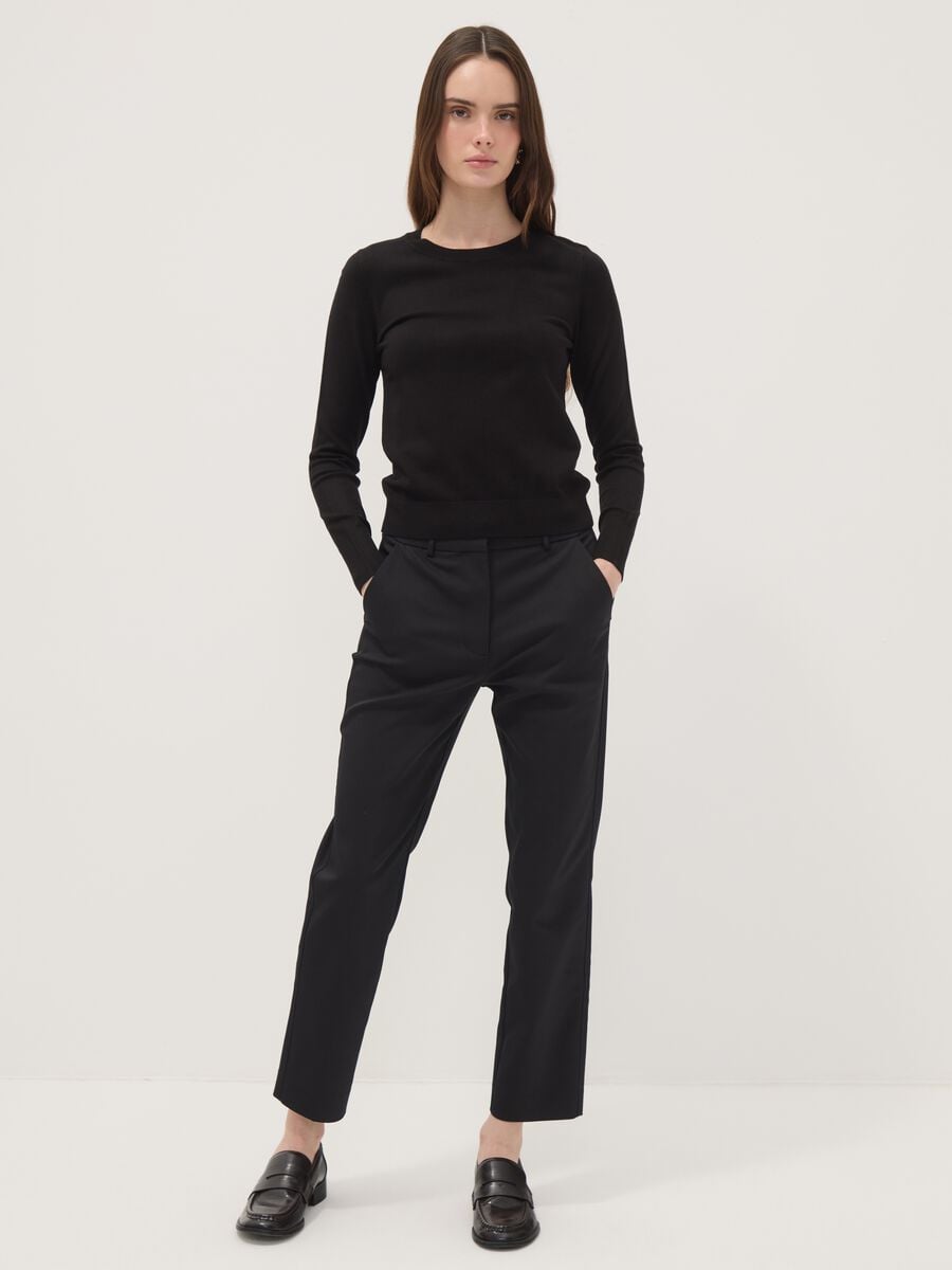 Schwarzer, enganliegender Pullover_2