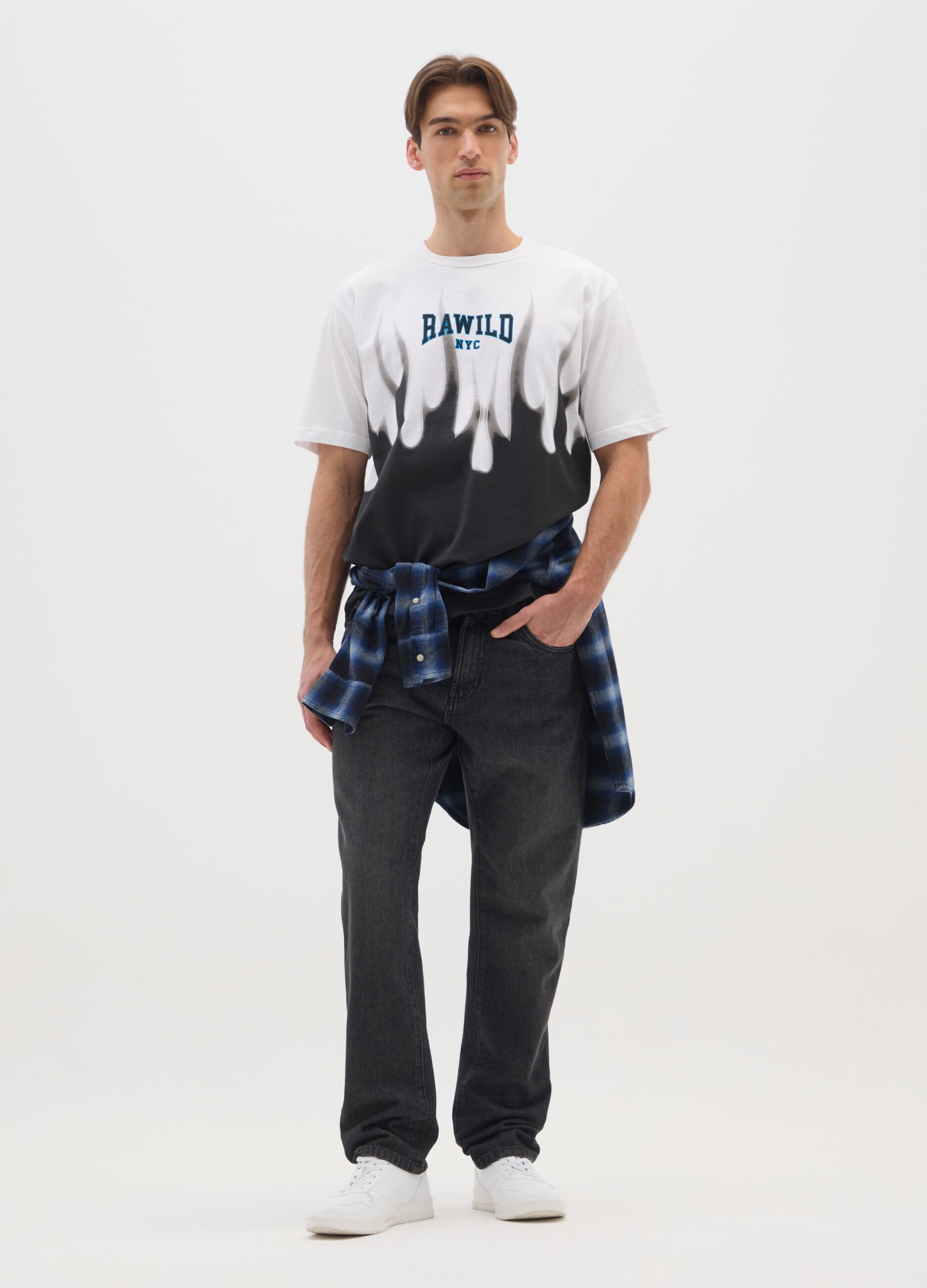 &Pi;&omicron;&lambda;ύ&chi;&rho;&omega;&mu;&omicron; T-shirt &alpha;&pi;ό &kappa;&alpha;&theta;&alpha;&rho;ό &beta;&alpha;&mu;&beta;ά&kappa;&iota; &mu;&epsilon; &epsilon;&kappa;&tau;&upsilon;&pi;ώ&sigma;&epsilon;&iota;&sigmaf;