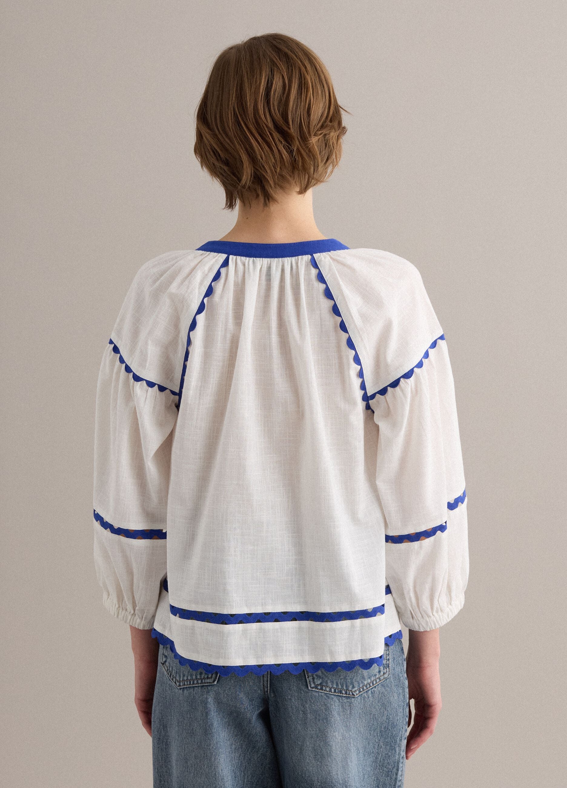 Wei&szlig;e Bluse aus reiner Baumwolle mit blauer Paspelierung, Regular Fit
