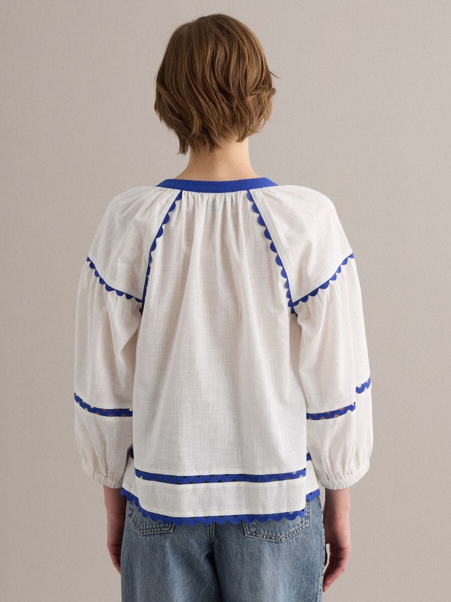 Blusa blanca de algod&oacute;n puro con ribetes azules, corte regular_3