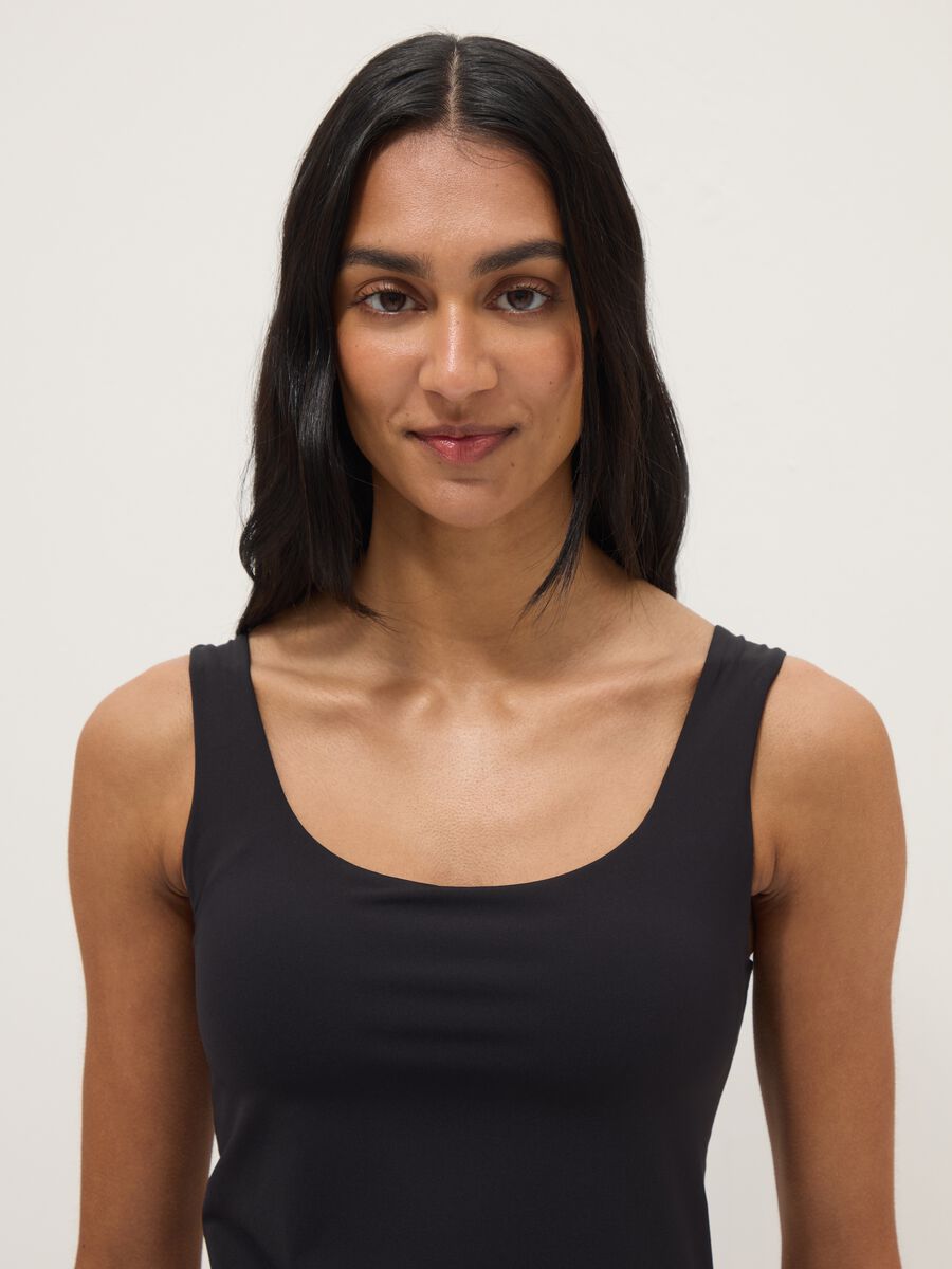 Schwarzes Regular-Fit-Unterhemd mit breiten Tr&auml;gern_0