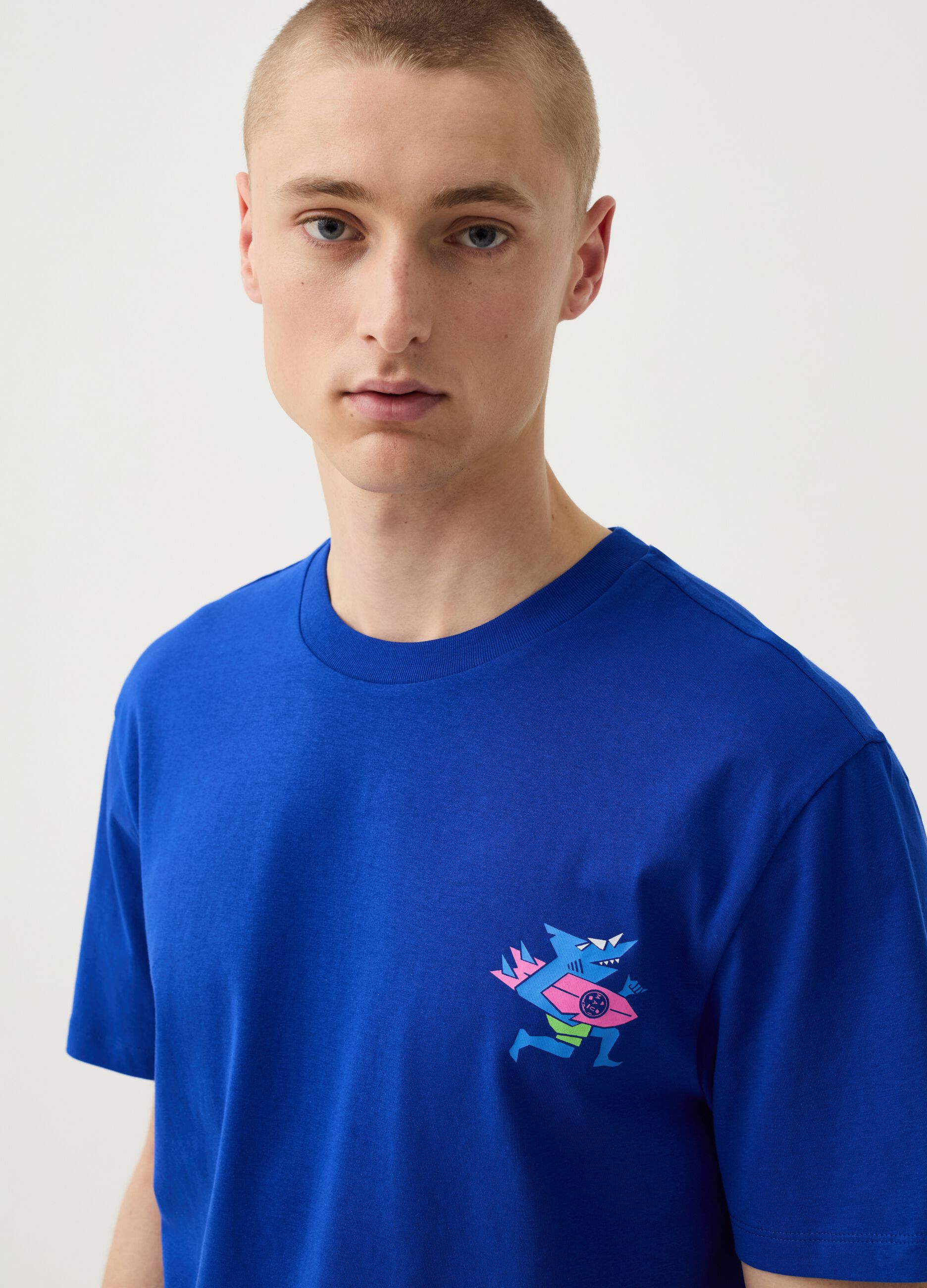 T-shirt with surf shark print