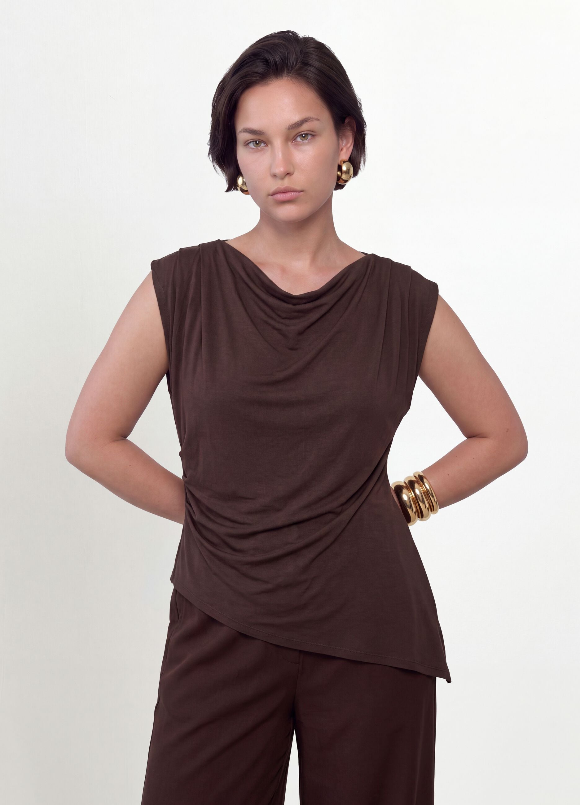 Braunes T-Shirt aus elastischer Viskose mit drapiertem Ausschnitt